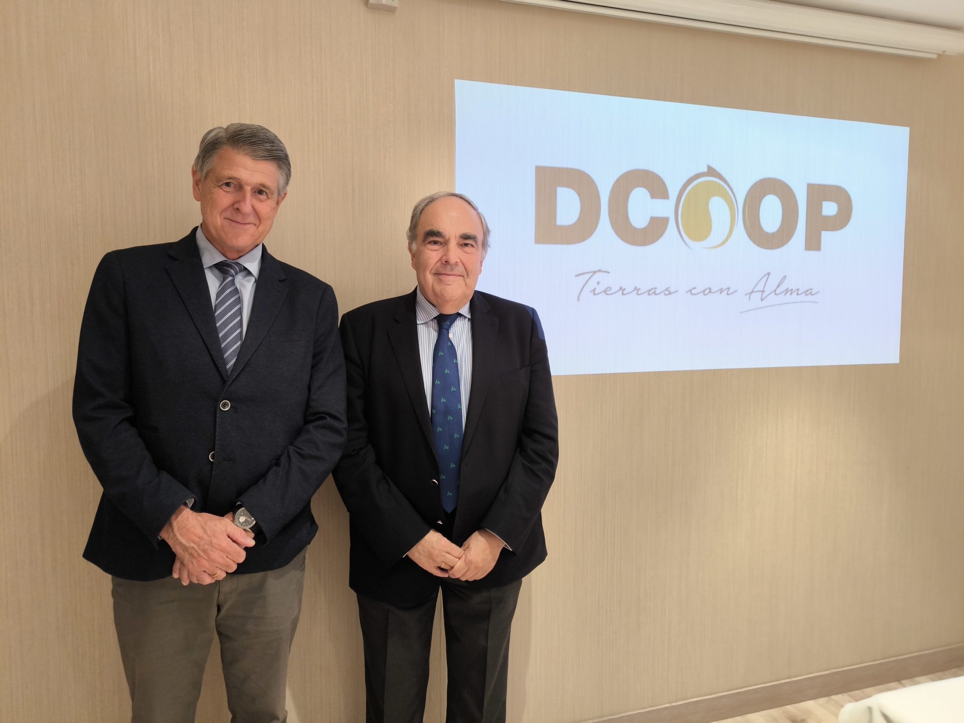 El presidente de Dcoop, Antonio Luque (derecha); y el director general del grupo, Rafael Sánchez de Puerta. EFE/Dcoop