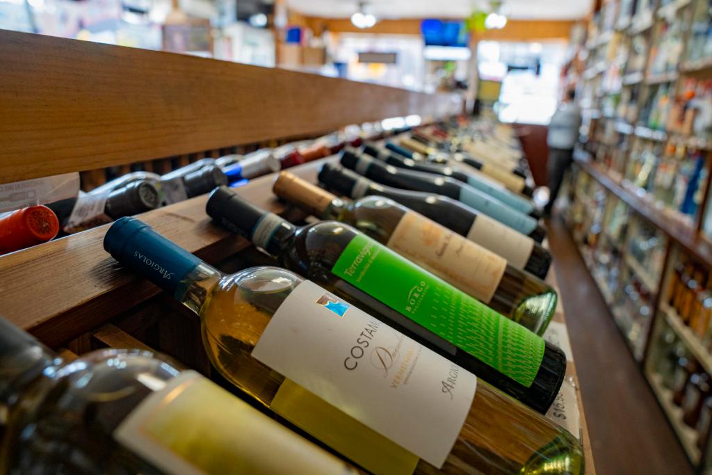 Unas botellas de vino en una tienda de licores en Nueva York (Estados Unidos). EFE/Ángel Colmenares