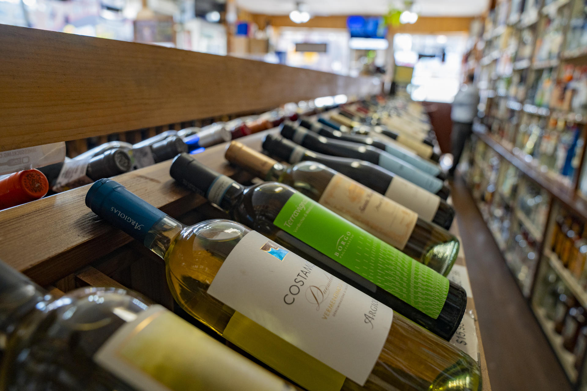 Unas botellas de vino en una tienda de licores en Nueva York (Estados Unidos). EFE/Ángel Colmenares