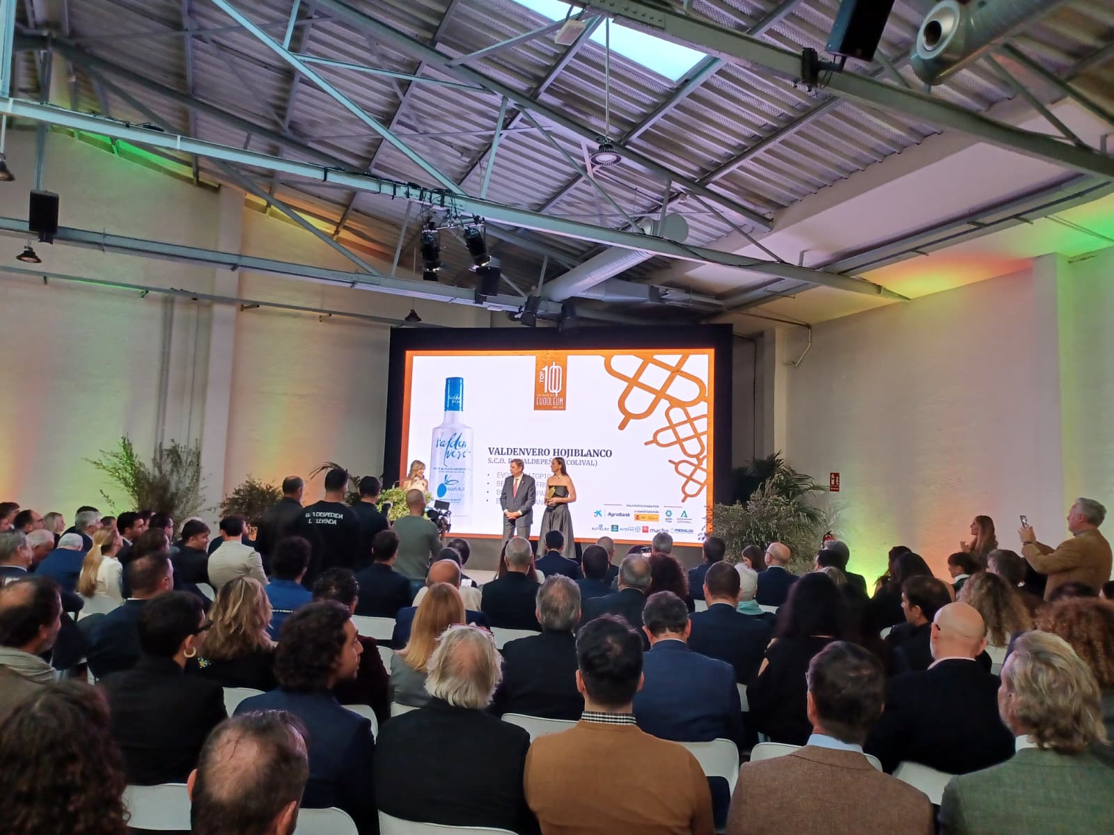 El ministro de Agricultura, Pesca y Alimentación, Luis Planas, entrega uno de los premios Evooleum a la gerente de la cooperativa Colival, Consoli Molero. EFE/Belén Delgado