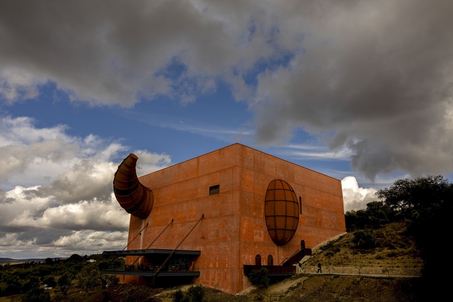 Detalle de la primera almazara de autor del mundo, del arquitecto y diseñador francés Philippe Stark, ubicada en Ronda (Málaga). EFE/Jorge Zapata