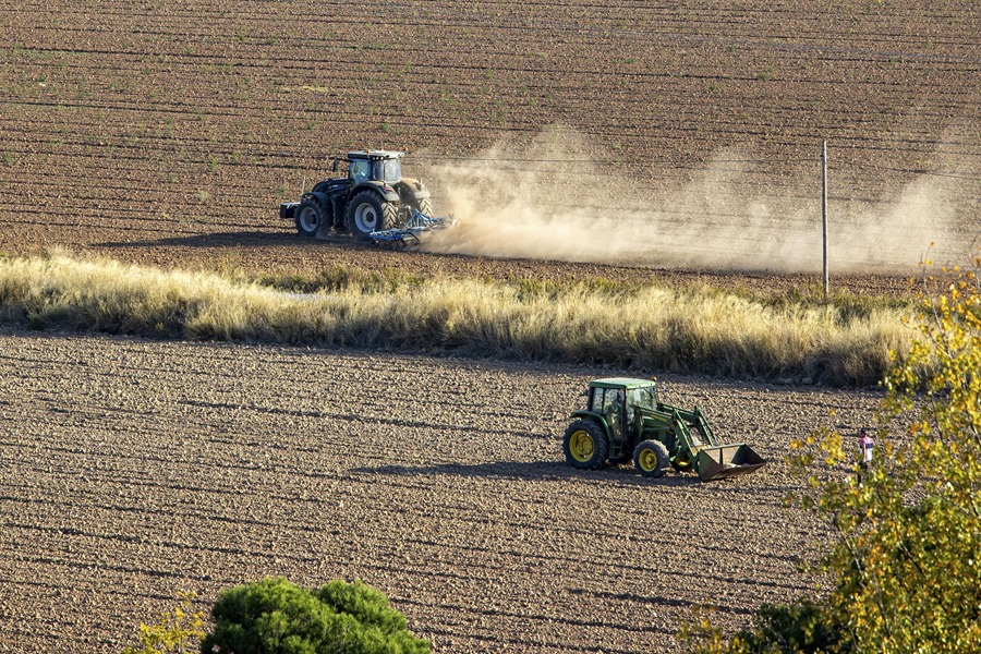 Un agricultor prepara la tierra para la siembra del cereal en La Rioja. EFE/Raquel Manzanares