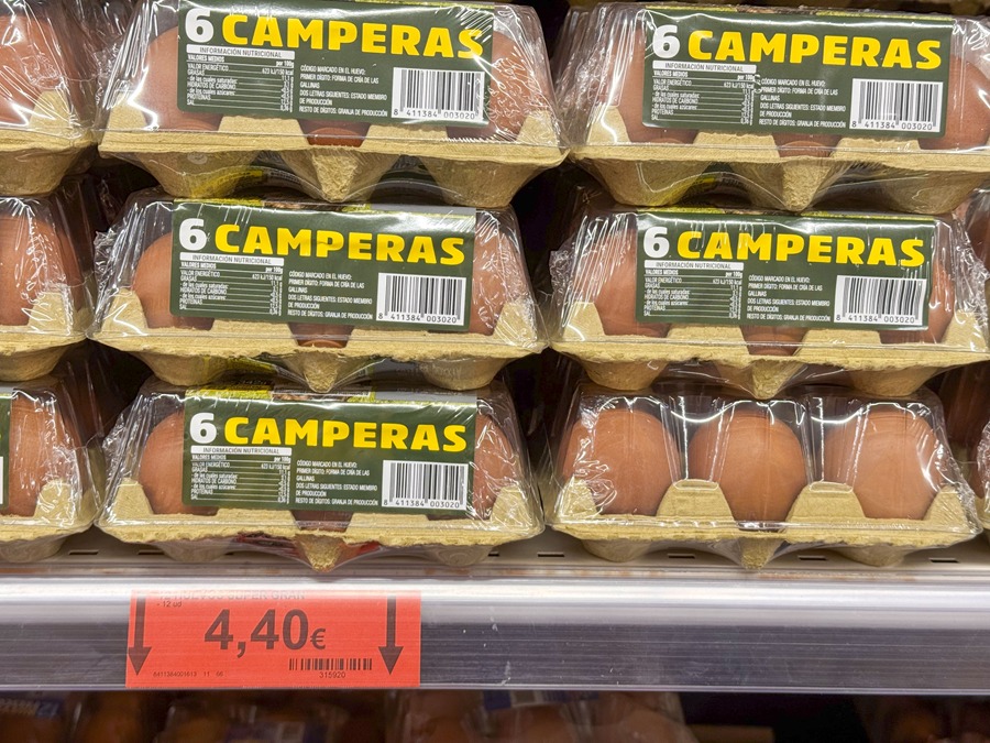 Detalle del precio de huevos de gallinas camperas en un supermercado de Bilbao. EFE/Luis Tejido