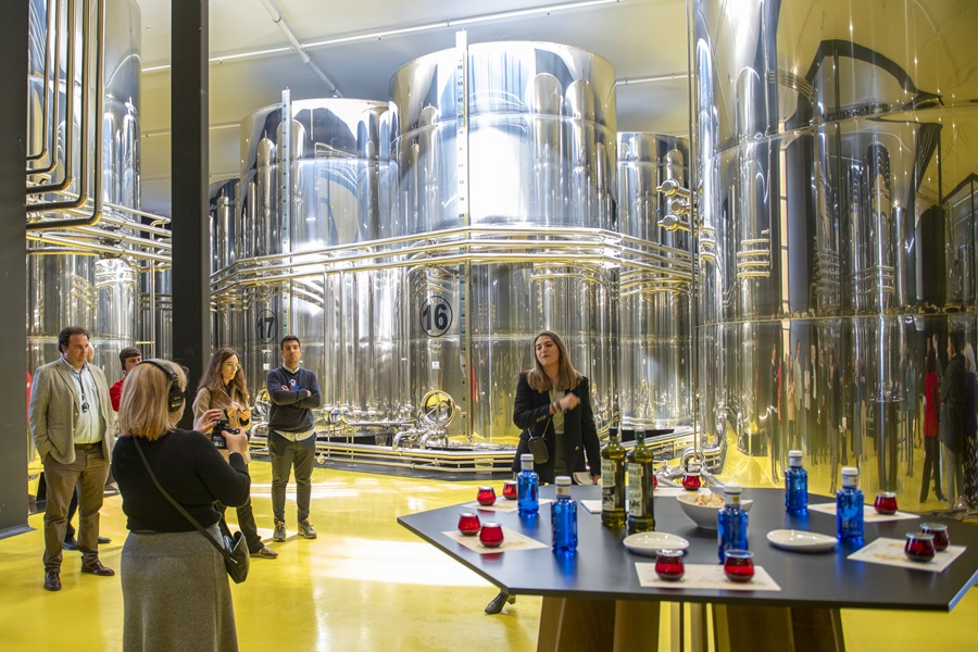 Experiencia de oleoturismo organizada por el grupo Acesur en su almazara de Jabalquinto (Jaén). EFE/ Jose Manuel Pedrosa