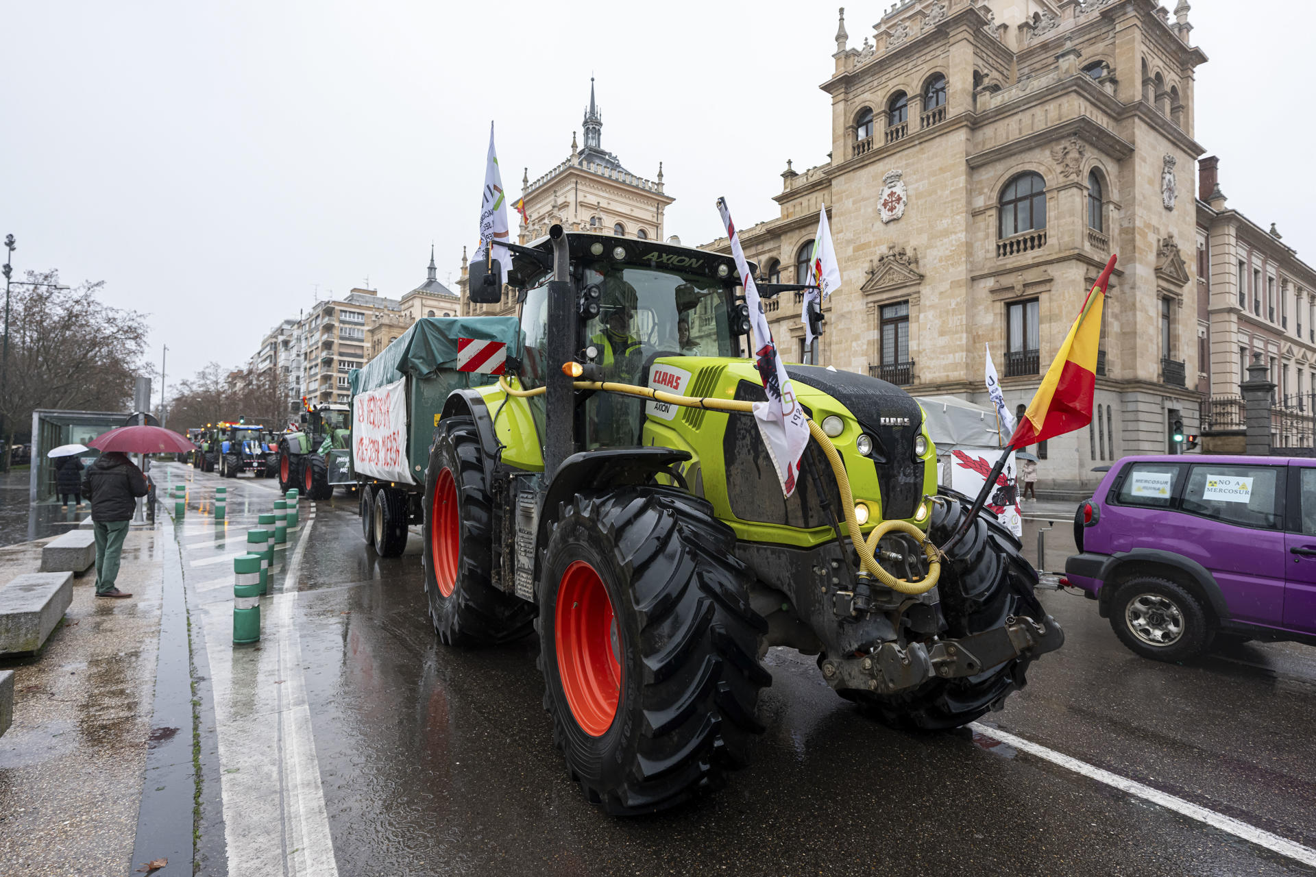 Agricultores participan en una tractorada organizada en Valladolid contra el acuerdo entre la Unión Europea y Mercosur. EFE/ R. García