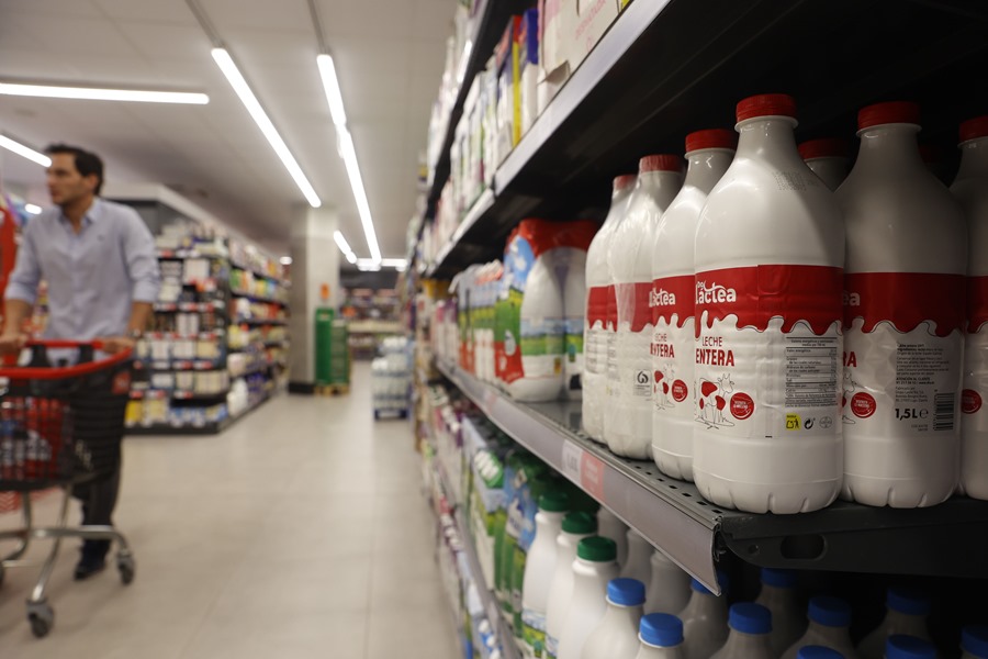 Lineal de lácteos en un supermercado de Madrid. EFE/Mario Morón