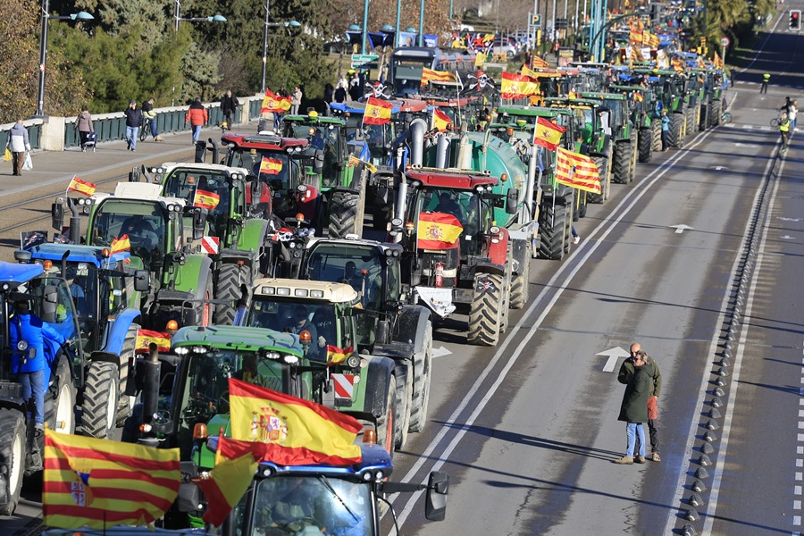 Agricultores y ganaderos aragoneses protestan el pasado viernes en Zaragoza. EFE/ Javier Cebollada