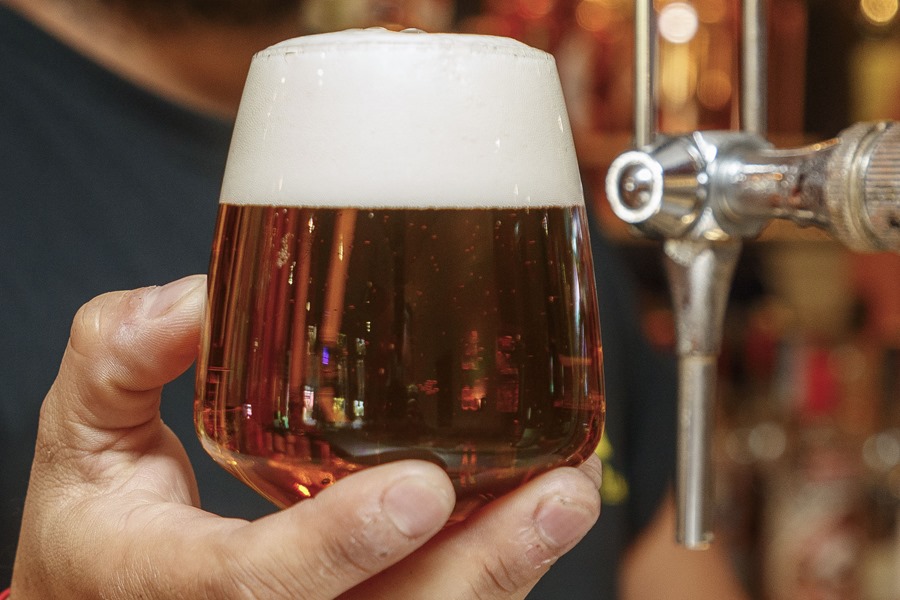Una cerveza en un bar de Zaragoza. EFE/Javier Belver