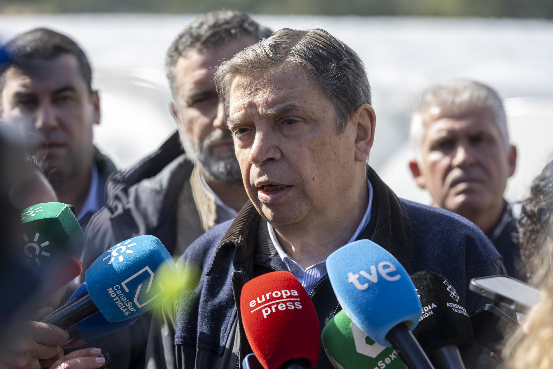 El ministro de Agricultura, Pesca y Alimentación, Luis Planas, ha anunciado este jueves que ya se ha dirigido a la Comisión Europea para movilizar la llamada reserva de crisis agrícola como respuesta a las consecuencias del tren de borrascas que ha afectado especialmente al sector primario. "Es uno de los instrumentos de los que disponemos en situaciones como las que se nos han planteado. Me consta, ya se confirmará ulteriormente, que el comisario de Agricultura estará en Andalucía la semana que viene", ha dicho Planas en Moguer (Huelva), donde ha iniciado una visita a zonas afectadas por el temporal en esta comunidad.-EFE/ Alberto Díaz