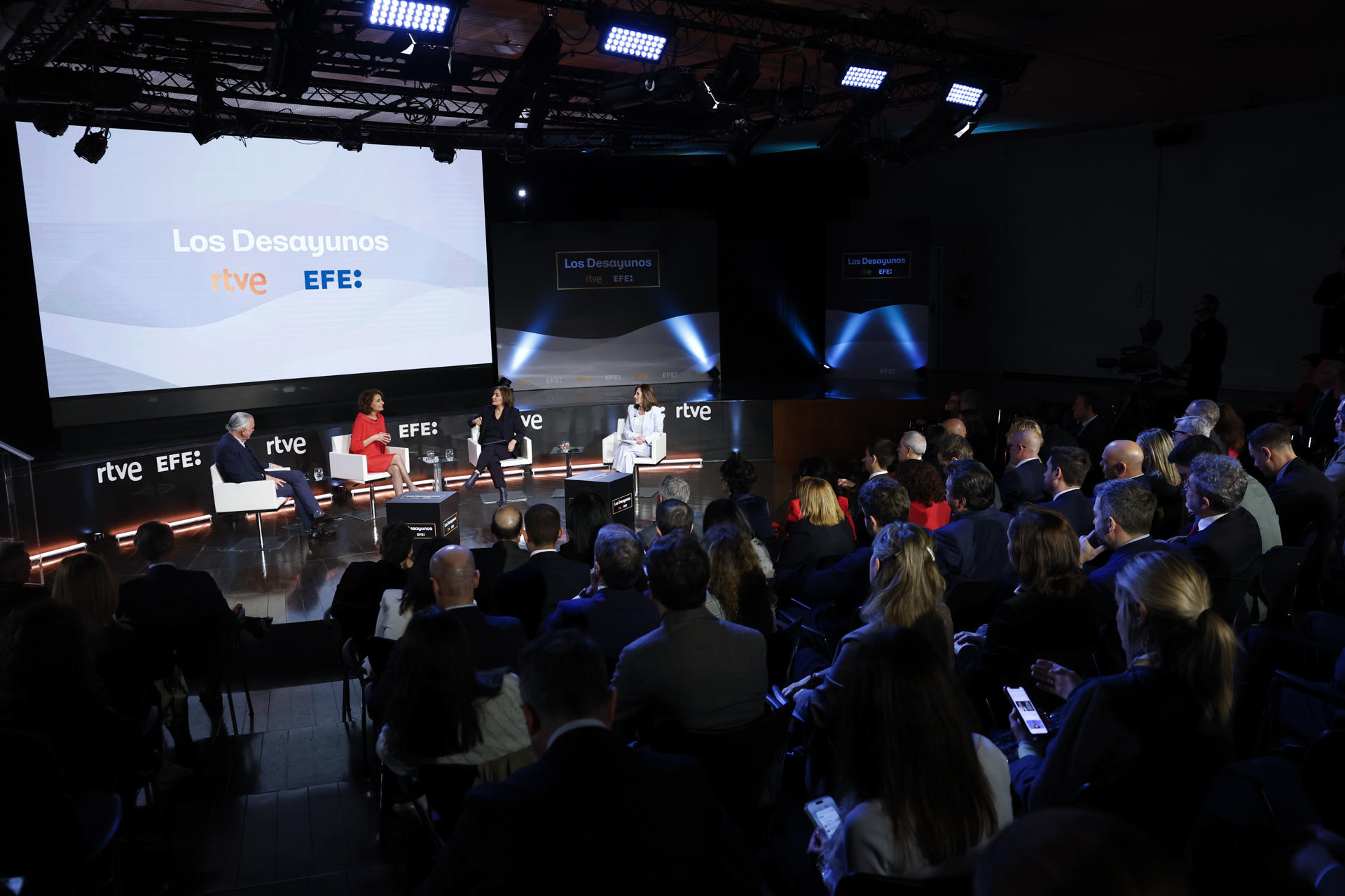 La vicepresidenta primera y ministra de Hacienda, María Jesús Montero, es entrevistada por los periodistas Juan Ramón Lucas, de RNE, Pepa Bueno (2d), de TVE, y Carmen Jiménez (d), de la Agencia EFE, durante la primera emisión del programa 'Los Desayunos', que estrenan RTVE y EFE en Casa de América, en Madrid. EFE/Chema Moya