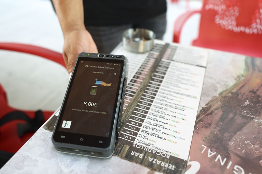 Pago con tarjeta en un bar de Toledo. EFE/ Ismael Herrero