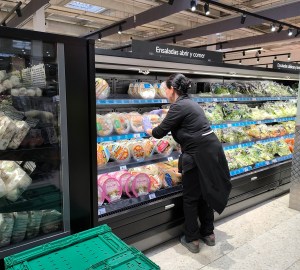 Una reponedora coloca ensaladas para llevar en las estanterías de las cámaras frigoríficas de un supermercado. EFE/Paloma Puente