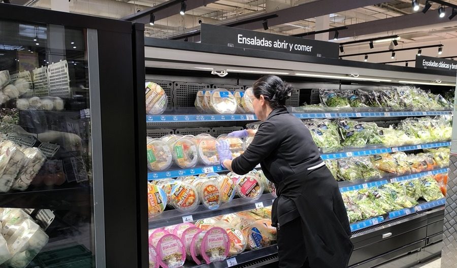 Una reponedora coloca ensaladas para llevar en las estanterías de las cámaras frigoríficas de un supermercado. EFE/Paloma Puente