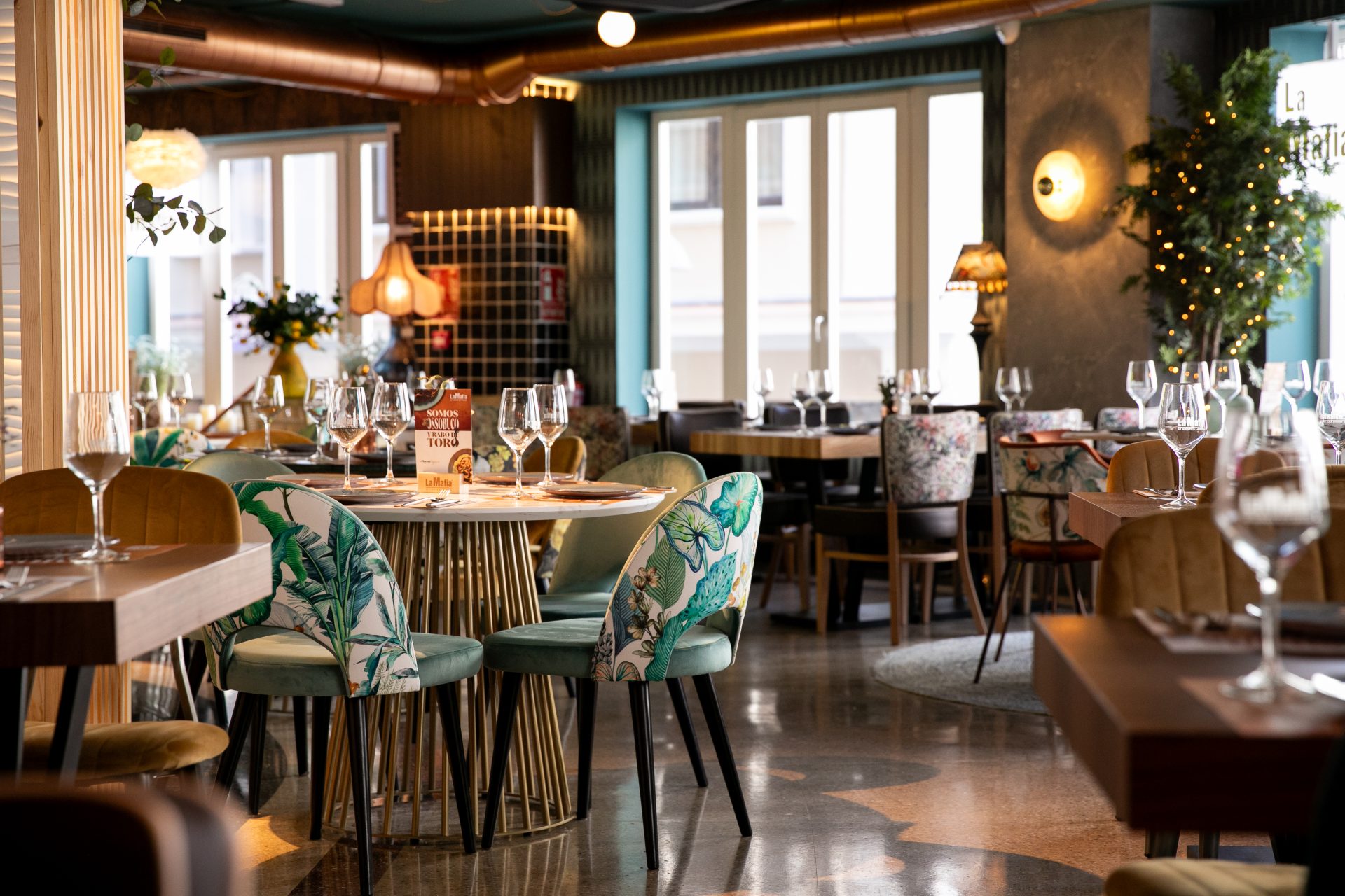 Un local de La Mafia se sienta a la mesa. EFE/Grupo LMssLM