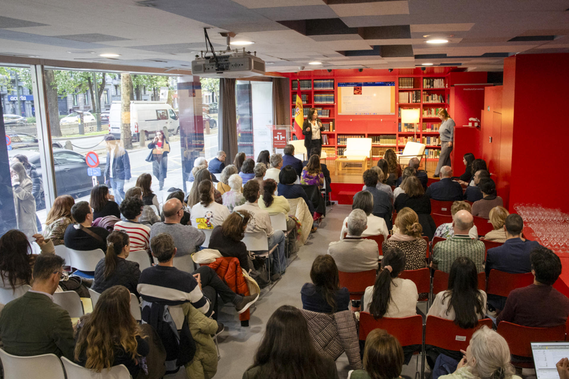Presentación en Bruselas del libro "Recetario de cocina cervantina. Entre gachas y gigantes". EFE/Laia Ros