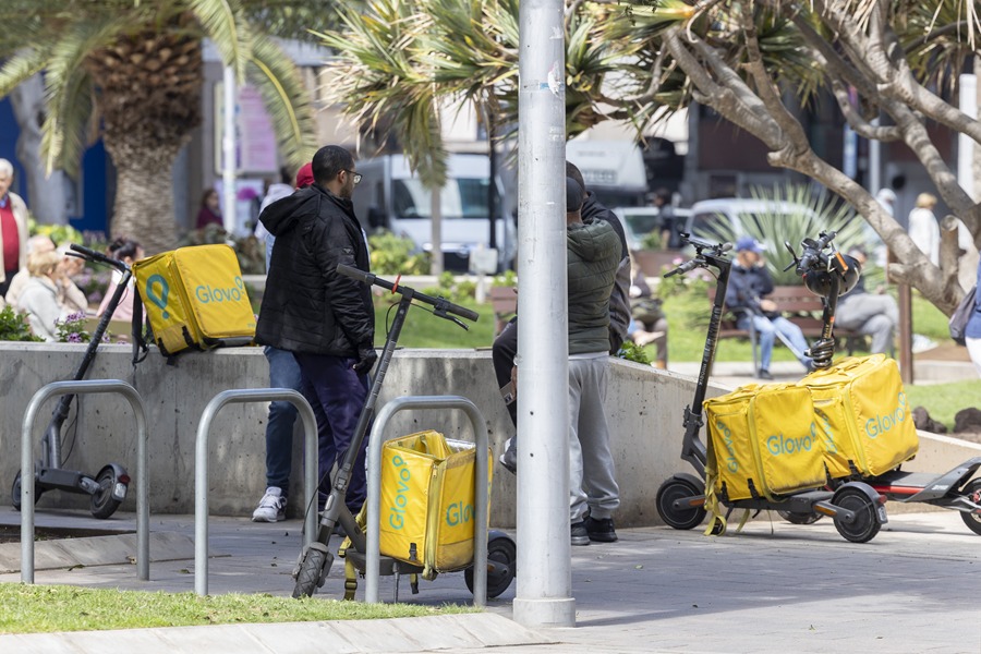 Repartidores de Glovo en Las Palmas de Gran Canaria. EFE/Quique Curbelo