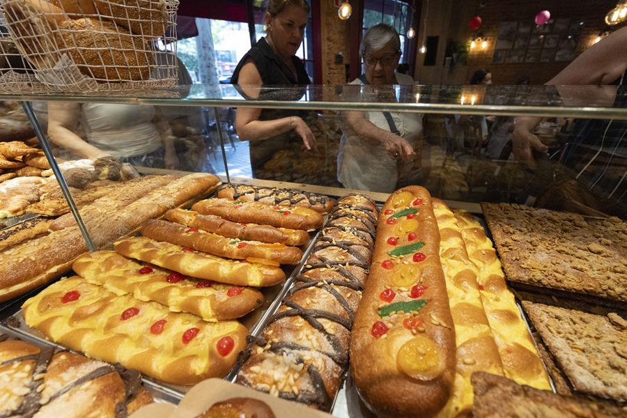 Una pastelería de Barcelona muestra cocas típicas de San Juan. EFE/Marta Pérez