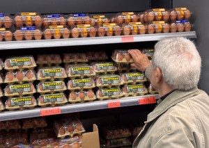 Una persona coge unos huevos en un supermercado de Bilbao. EFE/Luis Tejido