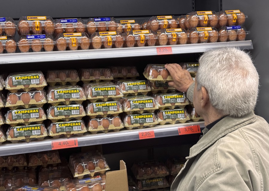 Una persona coge unos huevos en un supermercado de Bilbao. EFE/Luis Tejido