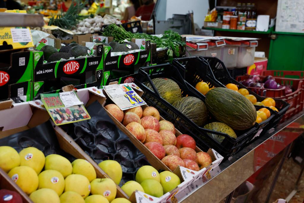 Un puesto de verduras y frutas en un mercado de Madrid. EFE/ J.P.Gandul
