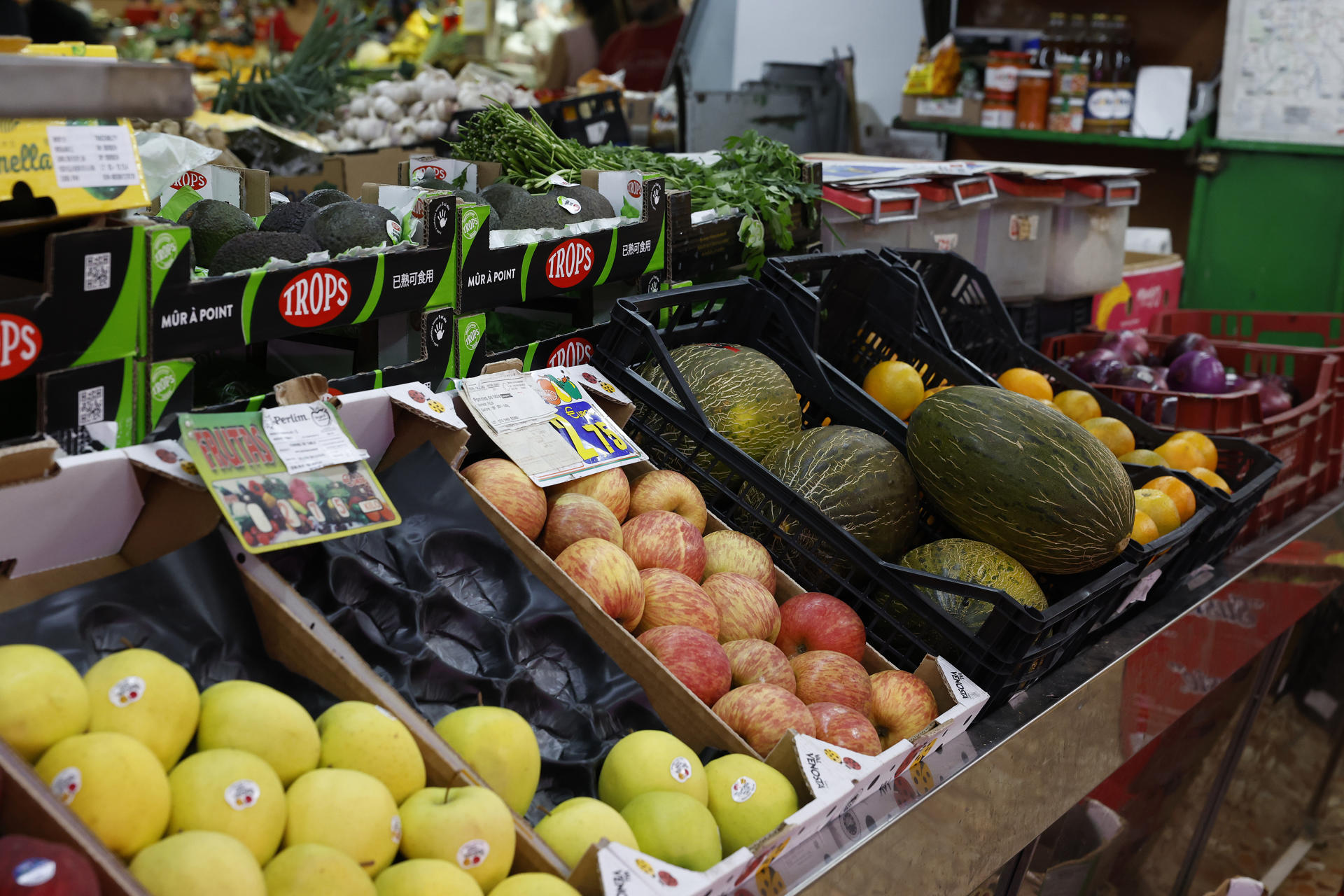 Un puesto de verduras y frutas en un mercado de Madrid. EFE/ J.P.Gandul