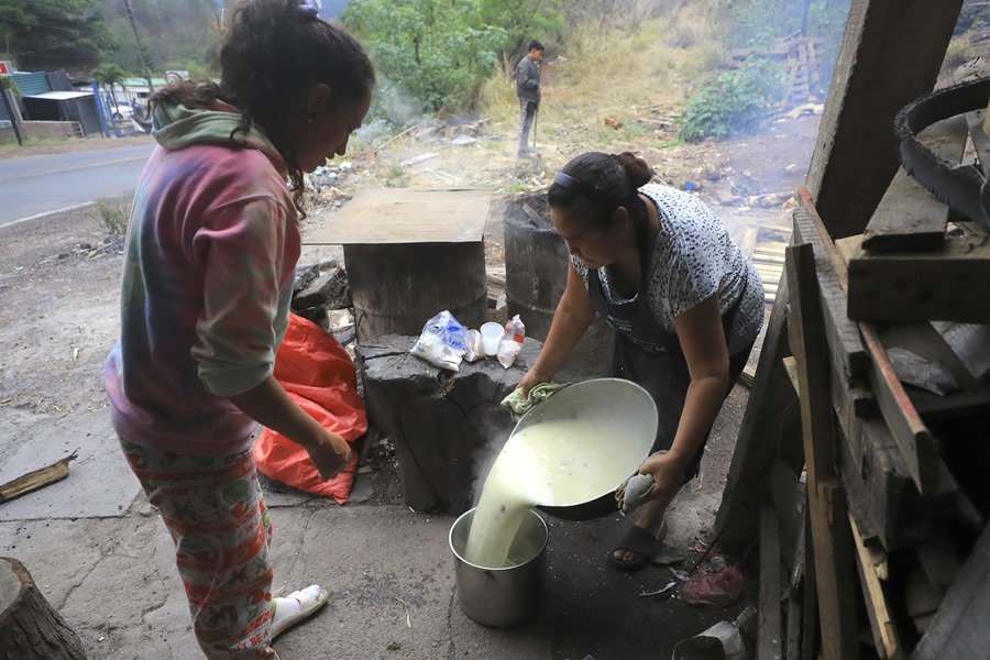 Una mujer prepara alimentos a base de maíz en la aldea Santa Elena en el municipio de Santa Lucia (Honduras), en el corredor seco de los países que integran el llamado Triángulo Norte centroamericano -El Salvador, Guatemala y Honduras. EFE/Gustavo Amador