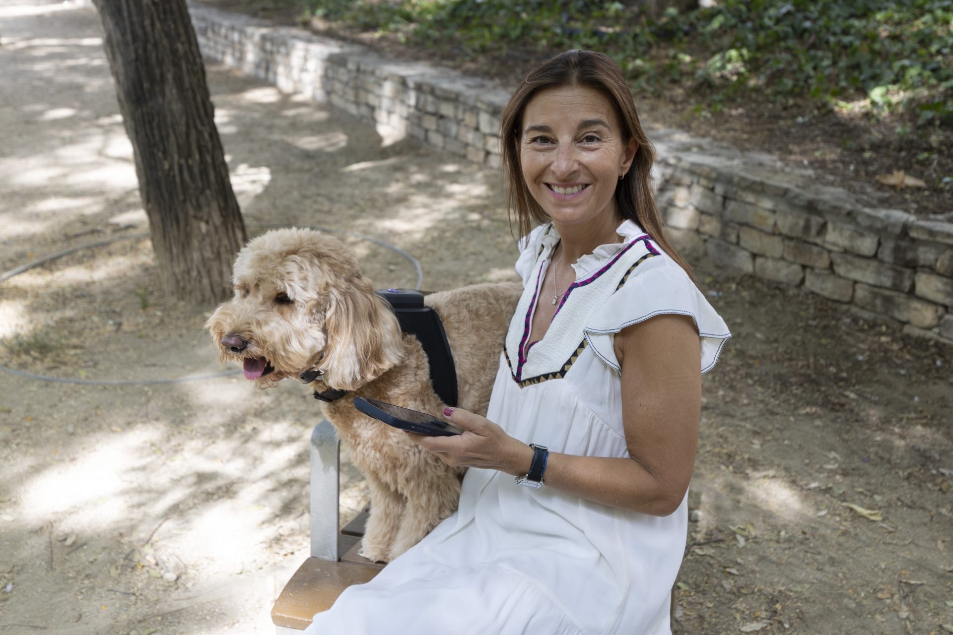 Cristina de Diego, creadora de la app Acupet con su mascota Chester. EFE/Marta Pérez
