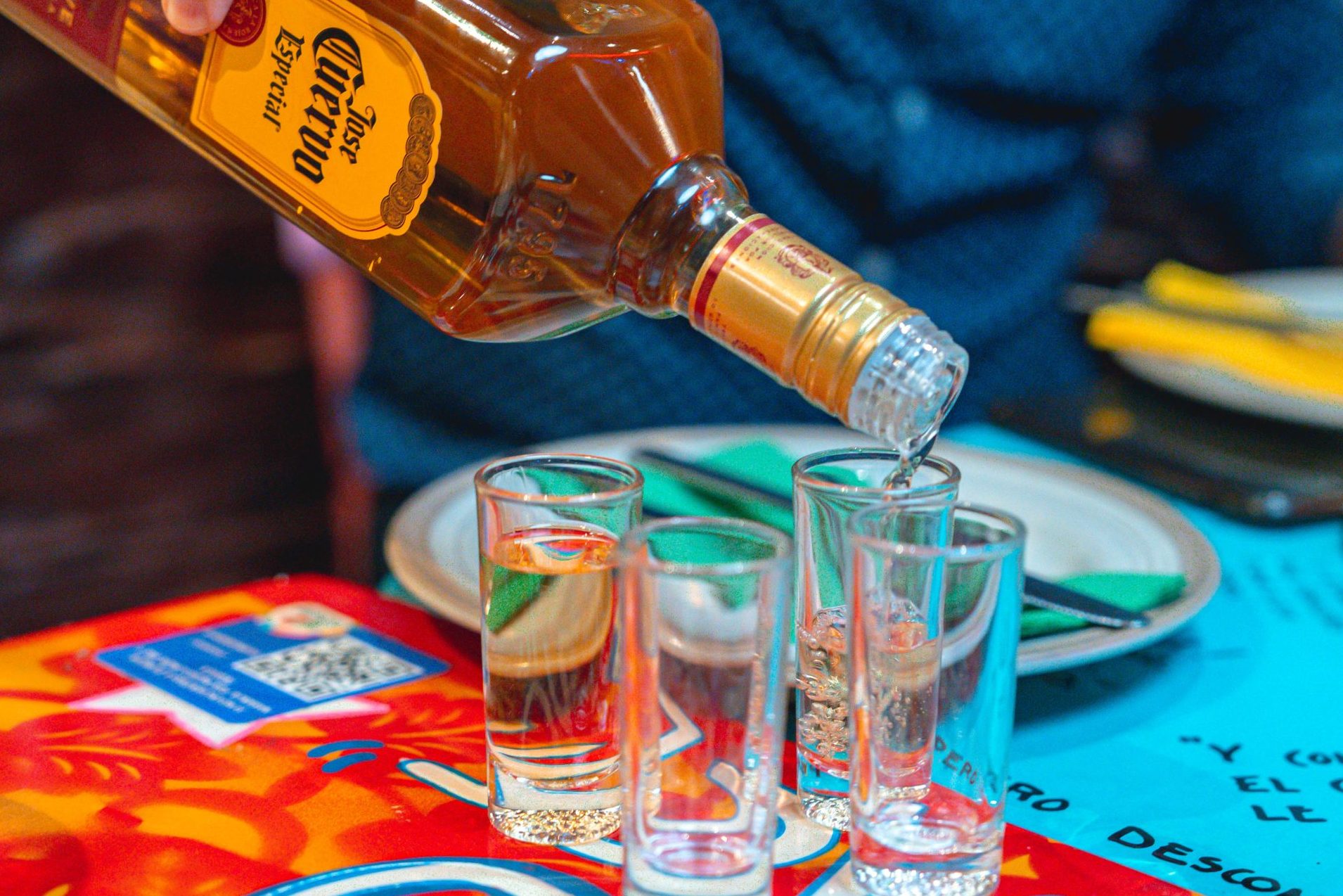 Un camarero sirve chupitos de tequila en el restaurante La Mordida en Madrid.
