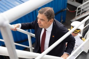 El ministro de Agricultura, Pesca y Alimentación, Luis Planas, visita este jueves en Vigo el buque escuela y de cooperación pesquera Intermares,. EFE/Salvador Sas