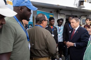 El ministro de Agricultura, Pesca y Alimentación, Luis Planas, conversa con los alumnos durante su visita este jueves en Vigo el buque escuela y de cooperación pesquera Intermares. EFE/Salvador Sas