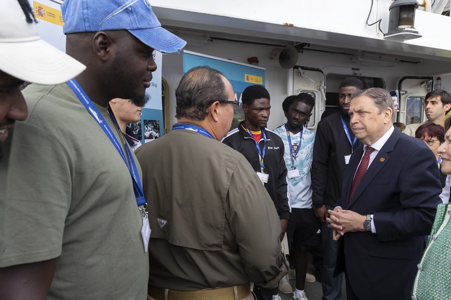 El ministro de Agricultura, Pesca y Alimentación, Luis Planas, conversa con los alumnos durante su visita este jueves en Vigo el buque escuela y de cooperación pesquera Intermares. EFE/Salvador Sas
