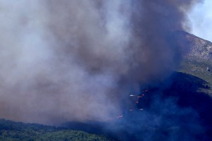 Medios aéreos trabajan en las labores de extinción del incendio entre las localidades abulenses de Burgohondo y Navaluenga. EFE/Raúl Sanchidrián