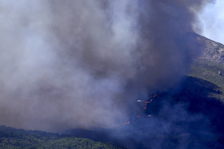 Medios aéreos trabajan en las labores de extinción del incendio entre las localidades abulenses de Burgohondo y Navaluenga. EFE/Raúl Sanchidrián