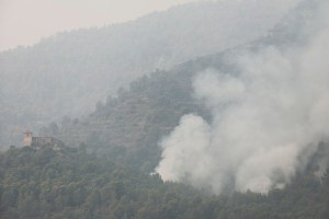 Vista general de la ermita de Santa Bárbara en Onda (Castellón), durante la quinta jornada de lucha contra el fuego en la Vall d'Uixó (Castellón), en julio. EFE/Manuel Bruque
