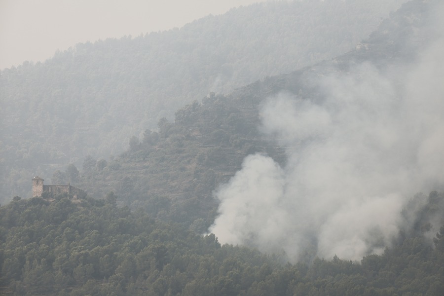 Vista general de la ermita de Santa Bárbara en Onda (Castellón), durante la quinta jornada de lucha contra el fuego en la Vall d'Uixó (Castellón). EFE/Manuel Bruque