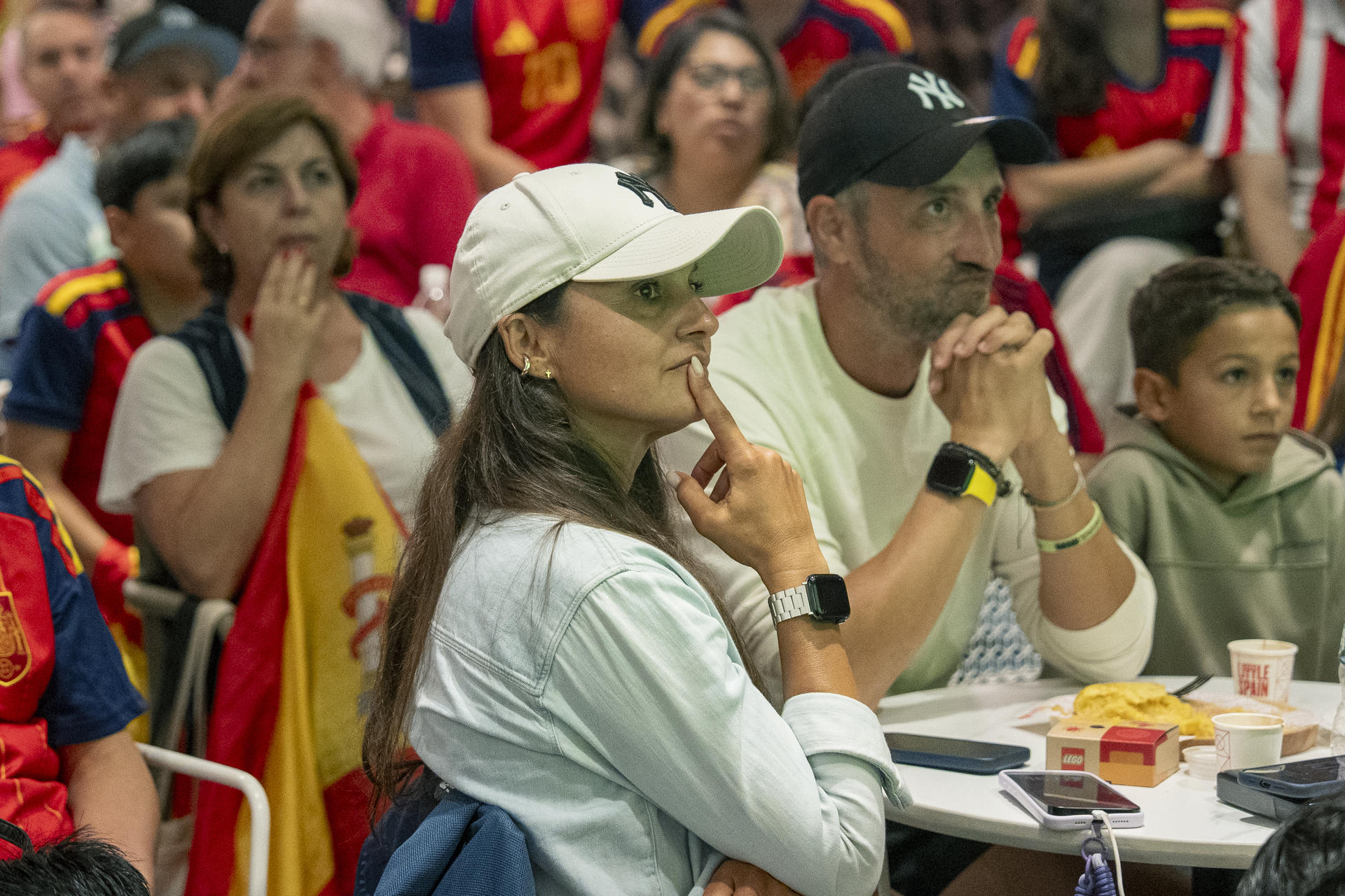 Aficionados observan la transmisión del partido de octavos de final del Mundial de la FIFA 2026 entre España y Portugal en el mercado Little Spain de Nueva York (EE.UU.). EFE/Ángel Colmenares