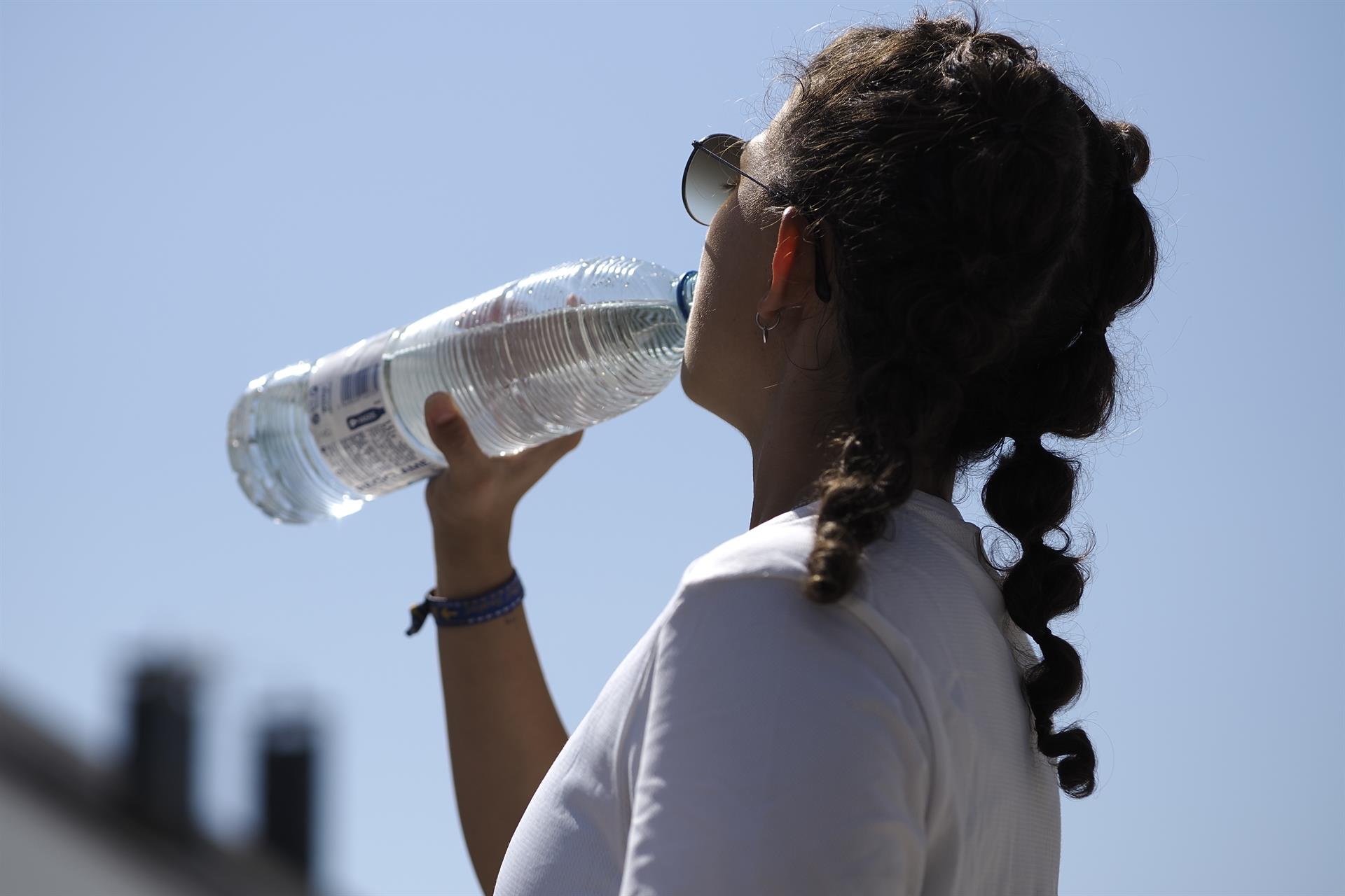 Una joven bebe agua de una botella en verano en Galicia. EFE/Eliseo Trigo
