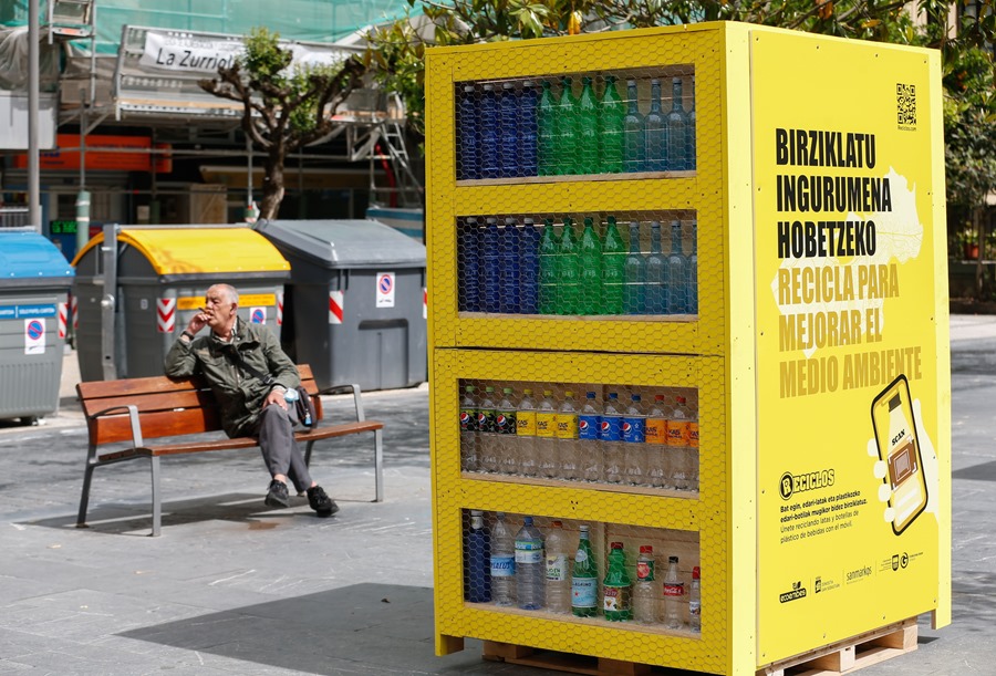 Sistema de reciclaje de latas y botellas de plástico en San Sebastián. EFE/Juan Herrero