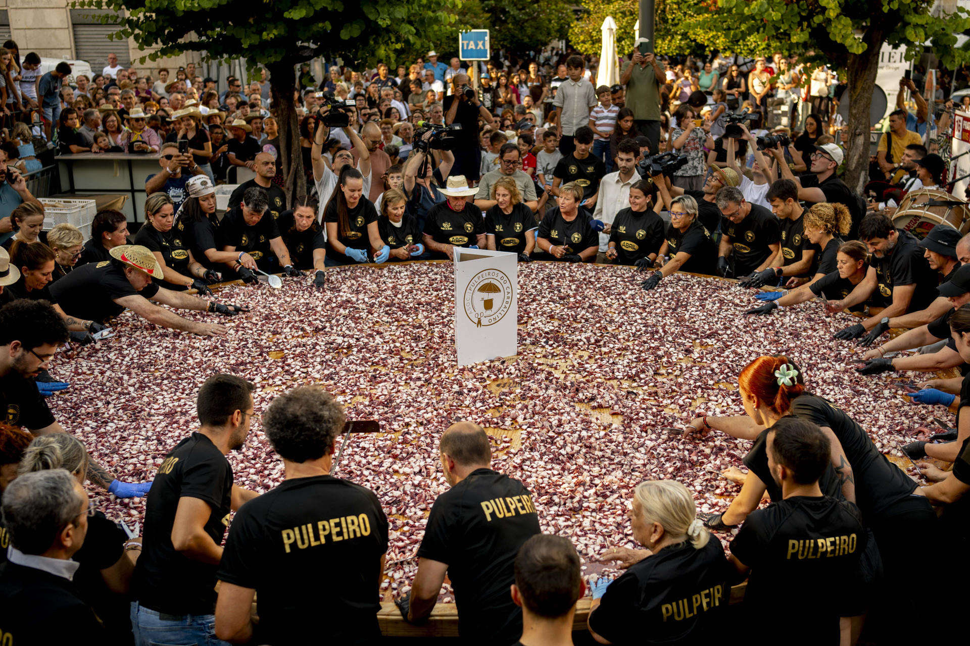 Preparación de pulpos en O Carballiño (Ourense). La 'capital' del pulpo, O Carballiño, vuelve a elaborar la tapa más grande del mundo. EFE/Brais Lorenzo