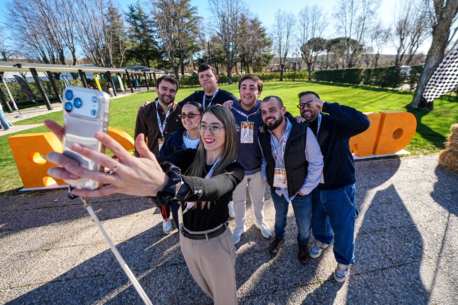 Encuentro de de Agroinfluencers celebrado en Madrid la pasada primavera. Andalucía lidera la pujanza de los llamados agroinfluencers o creadores de contenido en el medio agrario, con el olivar y los hortofrutícolas de Almería como principales escenarios para captar seguidores. EFE/Agroinfluencers