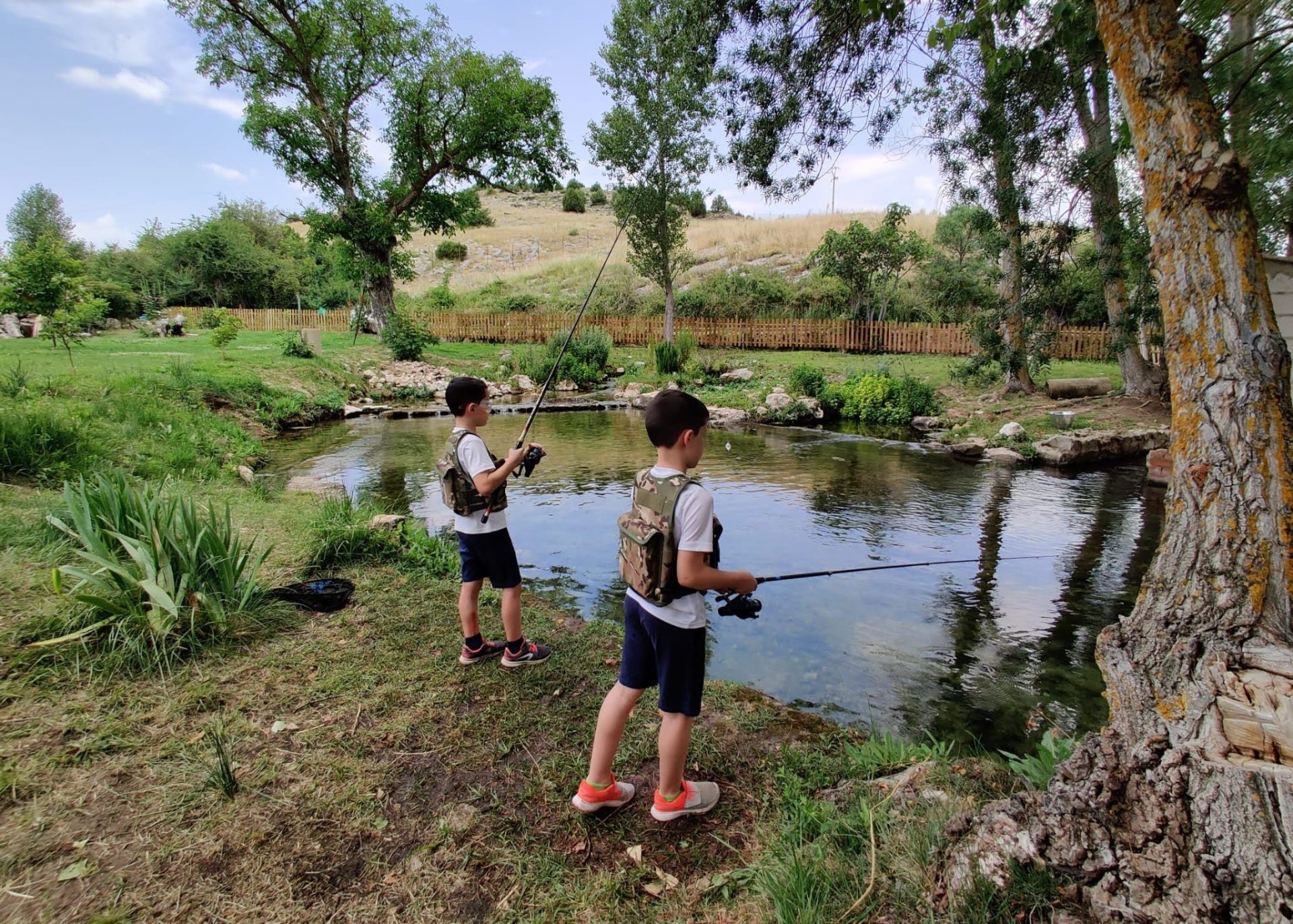 Niños pescando en el estanque de DueroNatura, en Vildé, Soria. Efeagro/DueroNatura.