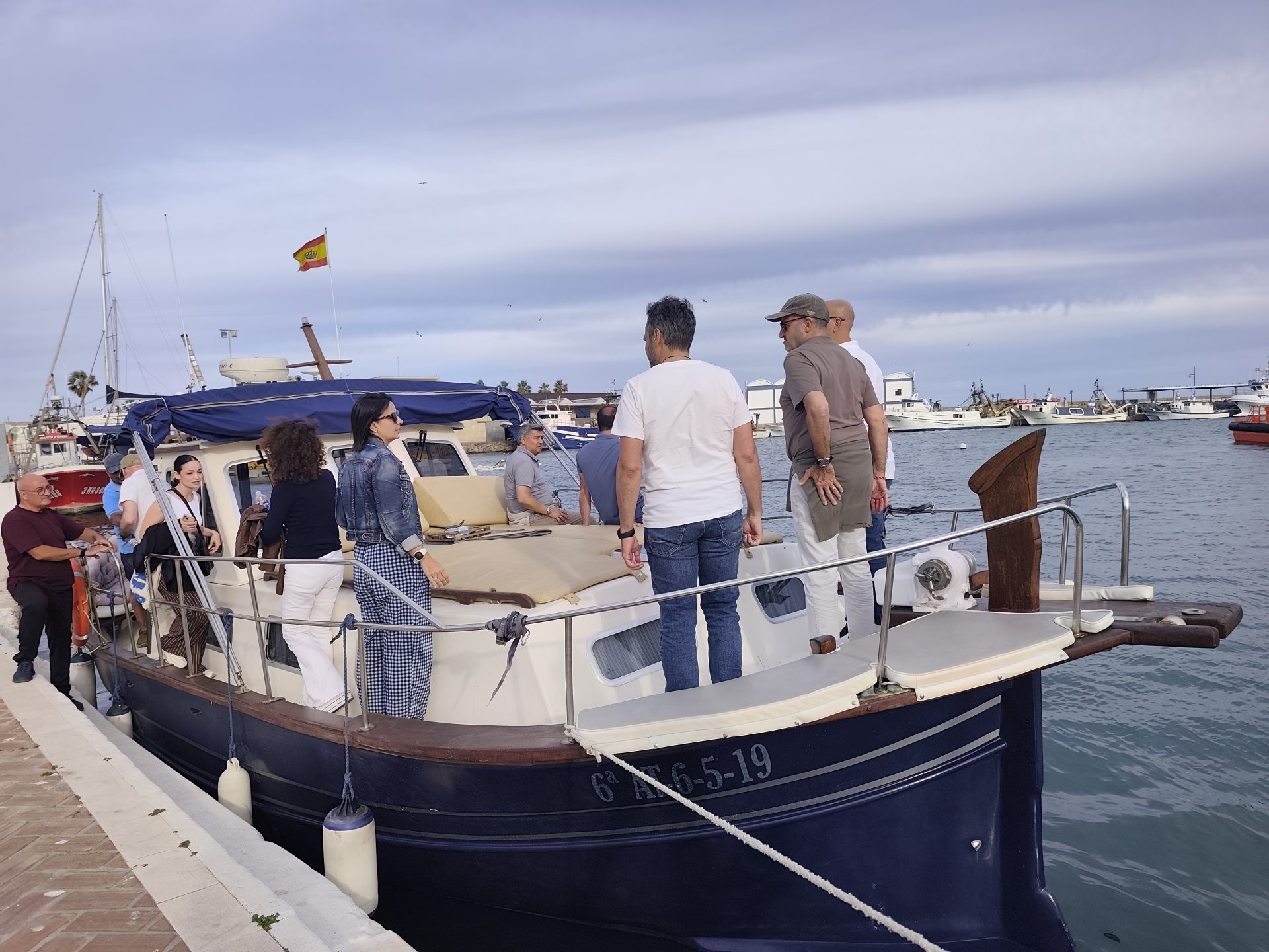Turistas embarcando en un barco pesquero. Efeagro/Turismo Marinero Costa del Sol.