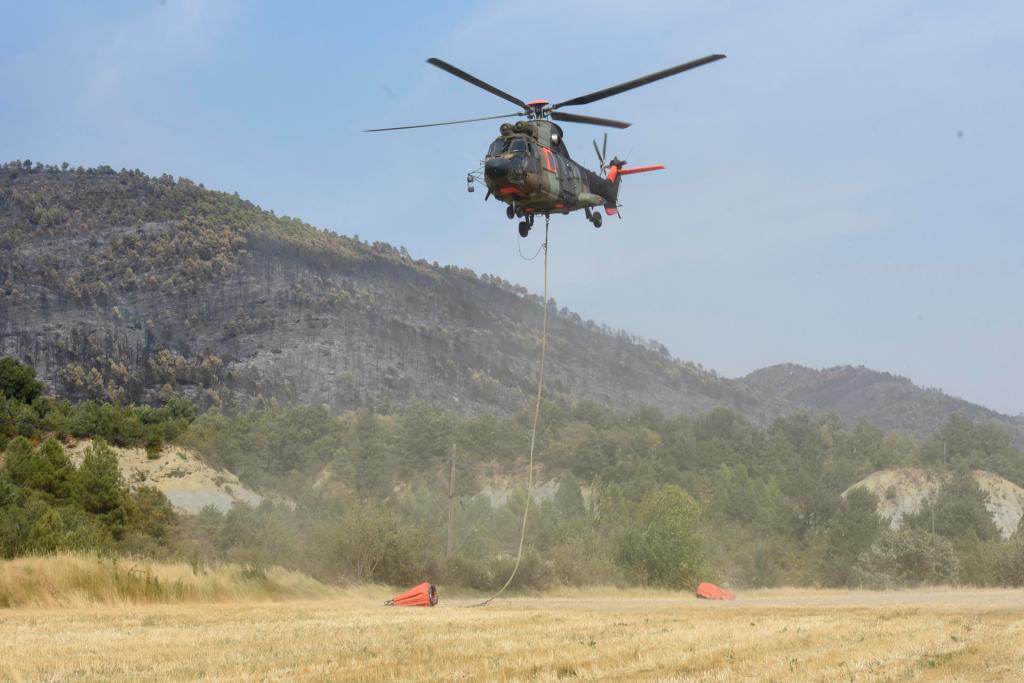 Helicóptero en la zona de Las Peñas de Riglos (Huesca), afectada por un incendio. EFE/Javier Blasco
