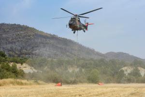 Helicóptero en la zona de Las Peñas de Riglos (Huesca), afectada por un incendio. EFE/Javier Blasco