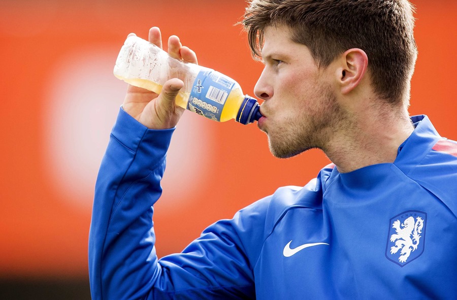 Un jugador de fútbol bebe un refresco durante un entrenamiento. EFE/Archivo/Koen Van Weel