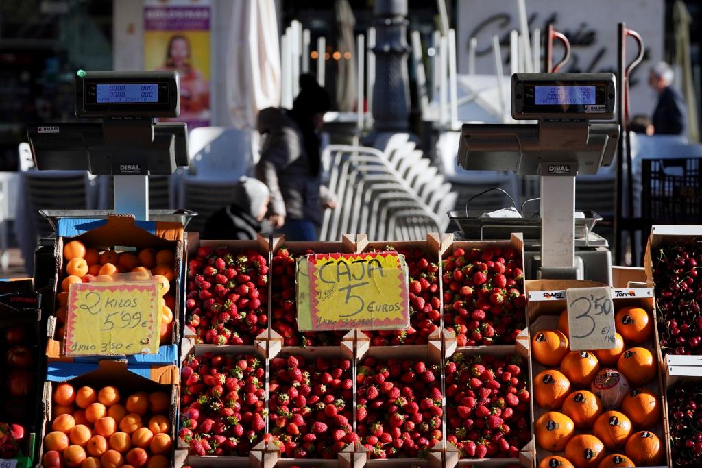 Precios de productos frescos en un puesto de Valladolid. EFE/Archivo/Nacho Gallego