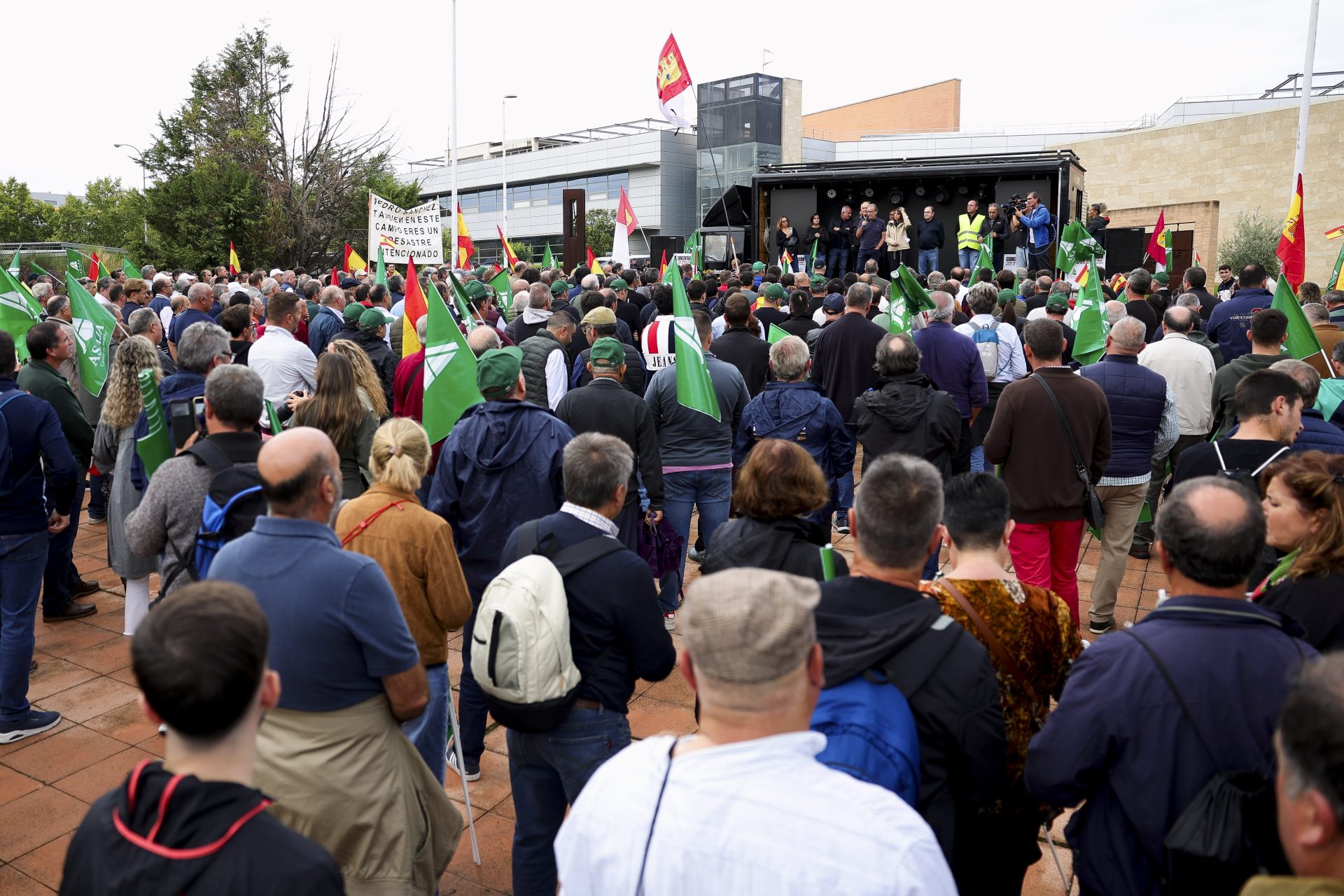 Protesta de agricultores y ganaderos convocados por la organización agraria Asaja bajo el lema 'Estáis matando al mundo rural', este martes en Toledo.EFE/ Ismael Herrero 