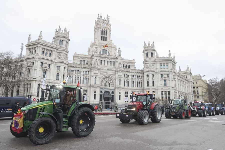 Cientos de tractores y agricultores recorren el centro de la capital el 11 de febrero de 2026. EFE/Victor Lerena